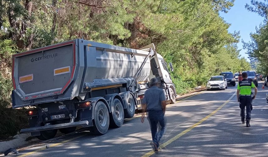Osmaniye'de hafriyat kamyonu ile otomobil çarpıştı