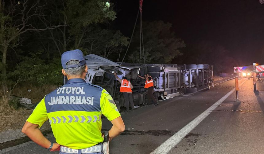 TEM Otoyolu'nda Devrilen TIR'ın Sürücüsü Kurtarılamadı