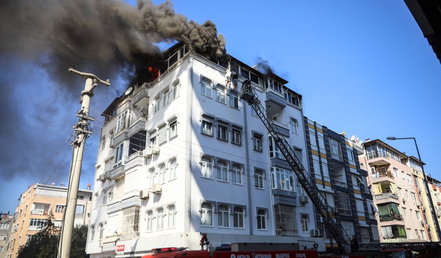 Yangında teras korkuluğundan sarkarak, kurtarılmayı beklediler!