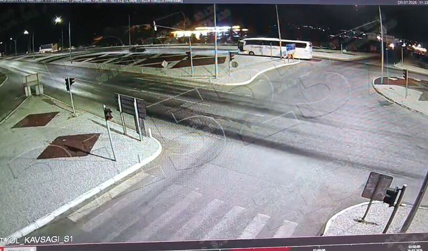 Yolcu otobüsüyle otomobil kavşakta çarpıştı