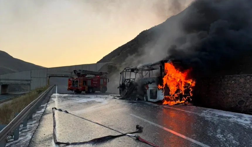 Erzincan'da Seyir Halindeki Yolcu Otobüsü Alev Alev Yandı!
