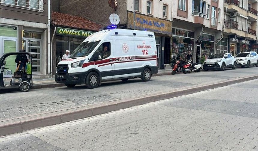 Kütahya'da motosiklet hafif ticari araca çarptı: 2 yaralı