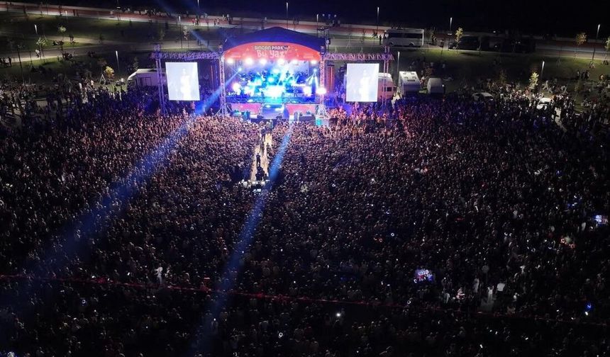 Erkal Sonel, Sincan Yaz Konserleri'nde sahne aldı