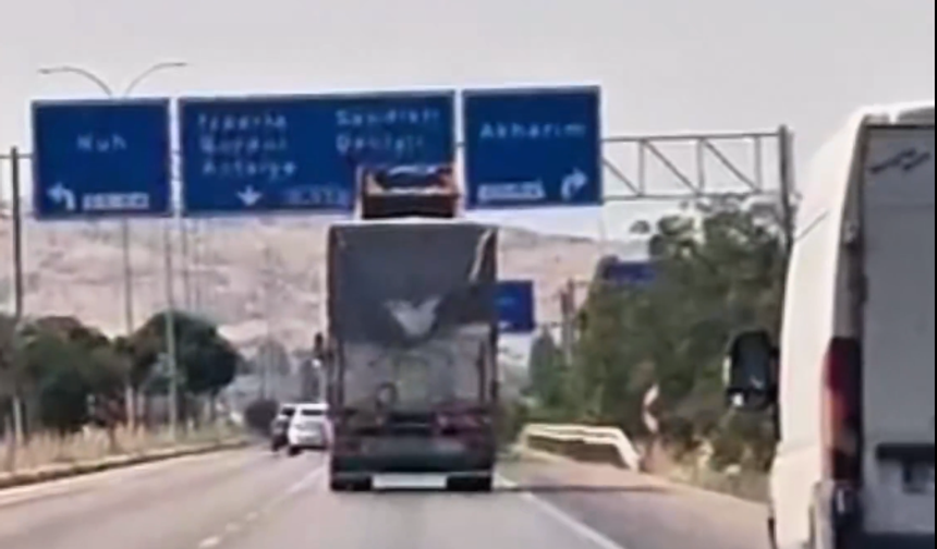 Damperi Açık Kalan Kamyon, 6 Metrelik Yön Tabelalarını Yıktı!