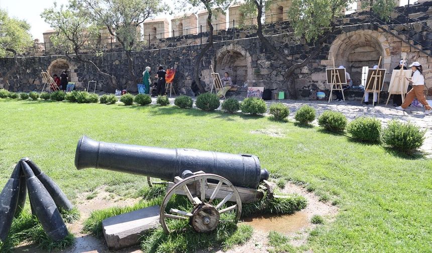 Türk dünyasından ressamlar Nevşehir Kalesi'nde!