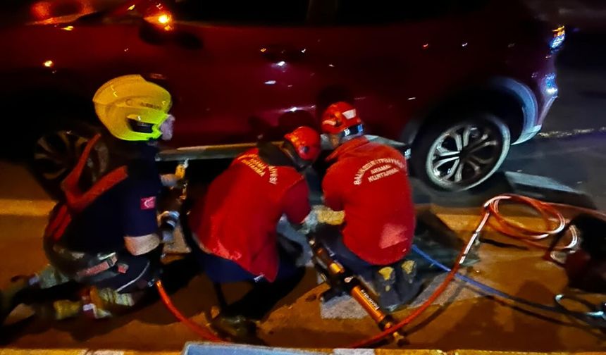 Bisikletiyle giderken 2 otomobilin çarptığı öğretmen hayatını kaybetti