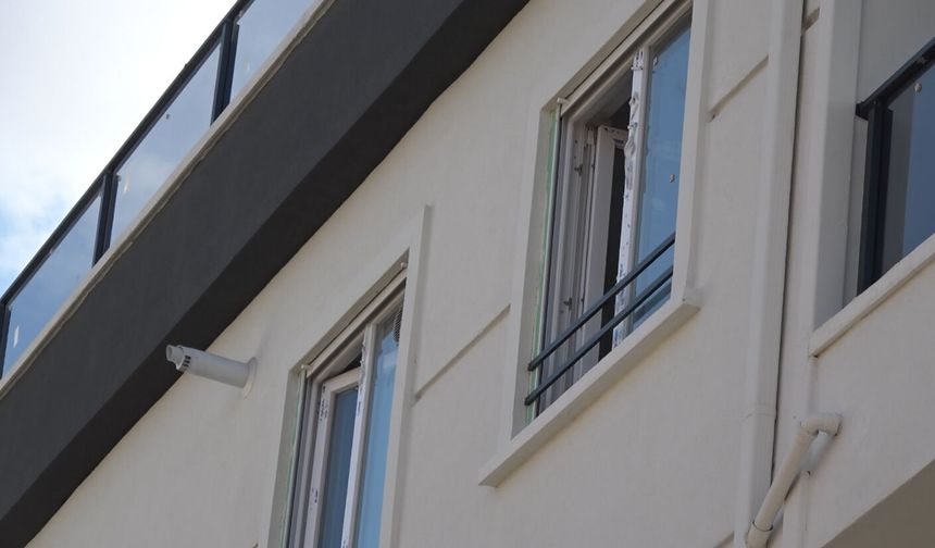 Cam silerken 3'üncü kattan düştü