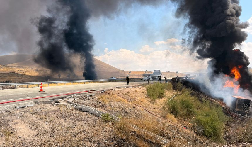Devrilen madeni yağ yüklü TIR alev aldı