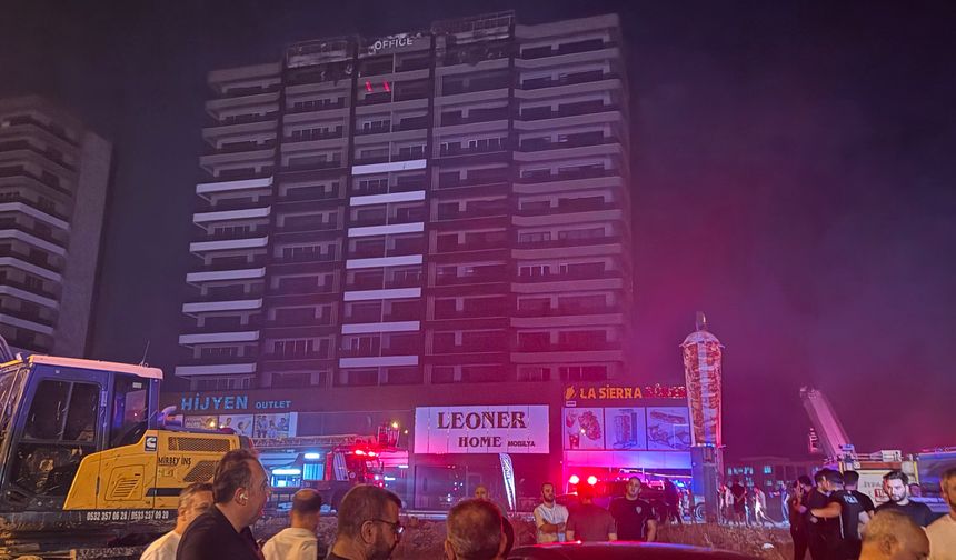 Diyarbakır'da Plazanın Dış Cephesinde Çıkan Yangın Kontrol Altına Alındı