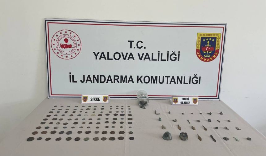 Durdurulan araçta 228 sikke ile 28 tarihi obje ele geçirildi