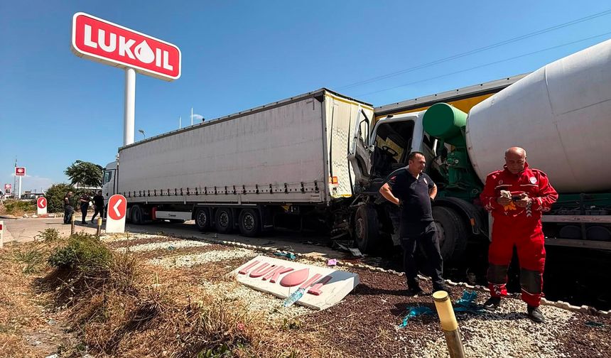 Edirne Keşan’da Feci Kaza: Beton Mikseri 2 TIR’a Çarptı