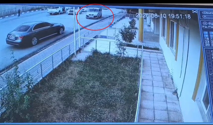 El freni çekilmeyen otomobili belediye çalışanları durdurdu