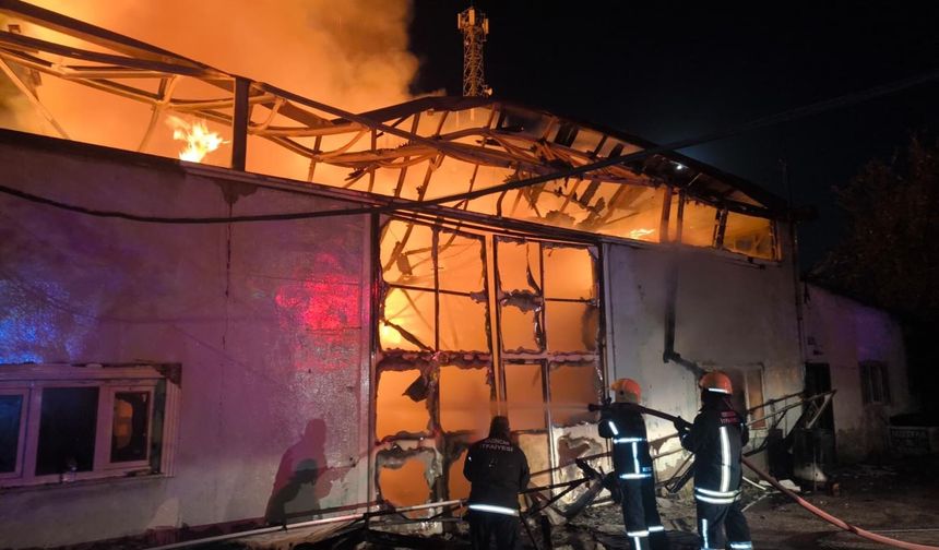 Erzincan'da mobilya imalathanesinde yangın çıktı