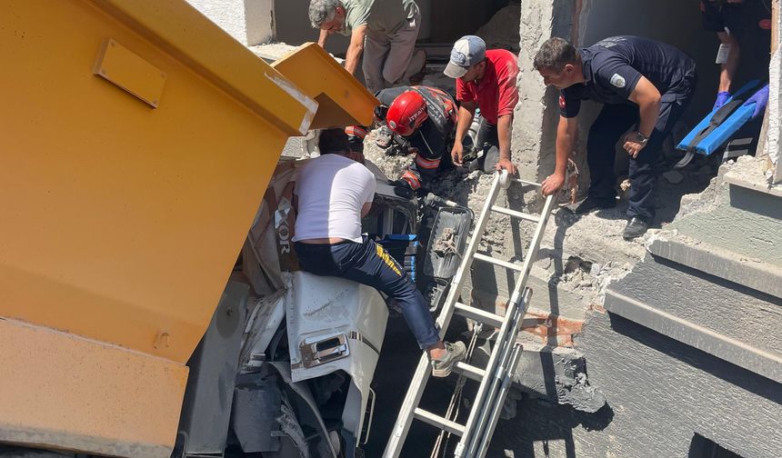 Freni boşaldığı öne sürülen kamyon, binanın duvarına çarptı
