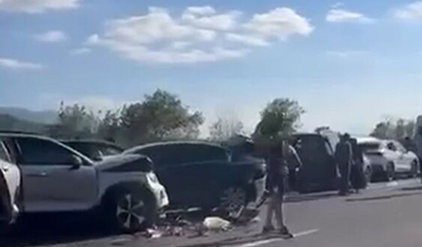 Hendek'te Korkutan Kaza: 12 Araç Karıştı, 6 Kişi Yaralandı