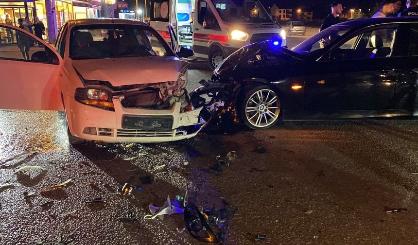 İnegöl’de iki otomobil kafa kafaya çarpıştı: 2 yaralı