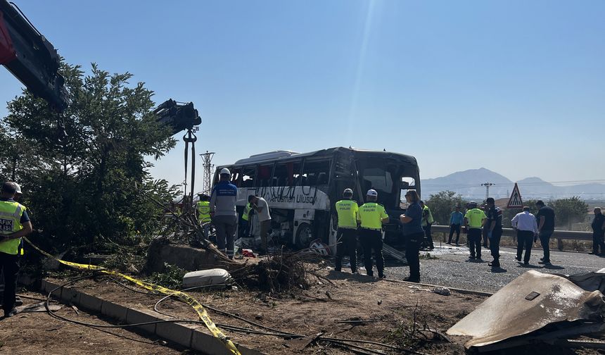 Kayseri'de feci kaza; 1 ölü, 23 yaralı