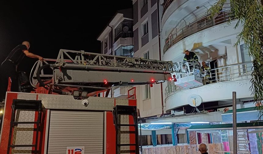 Komşuları haber alamadı, evdeki çöp yığınlarının arasında bulundu