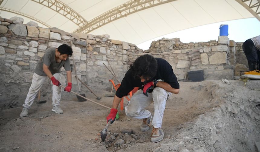 Kuşadası’ndaki Kadıkalesi-Anaia Höyüğü’nde Kazılar Yeniden Başladı
