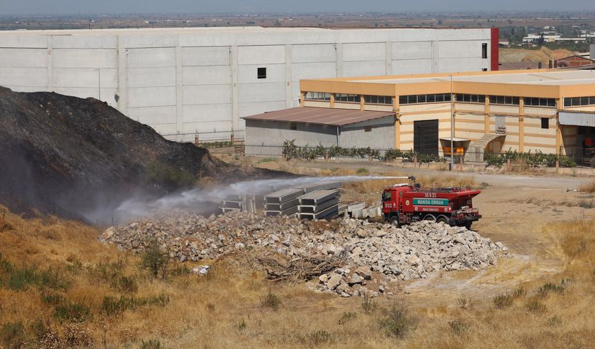 Manisa'da kağıt fabrikasında yangın çıktı