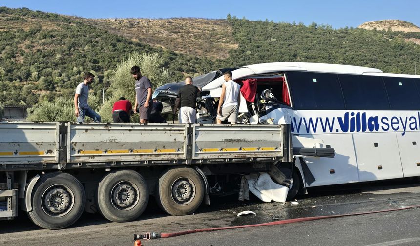 Muğla'da tur otobüsü, TIR'a çarptı