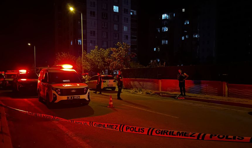 Otomatik Tüfekle Etrafa Ateş Açtı: Evlerinin Önünde Vuruldular!
