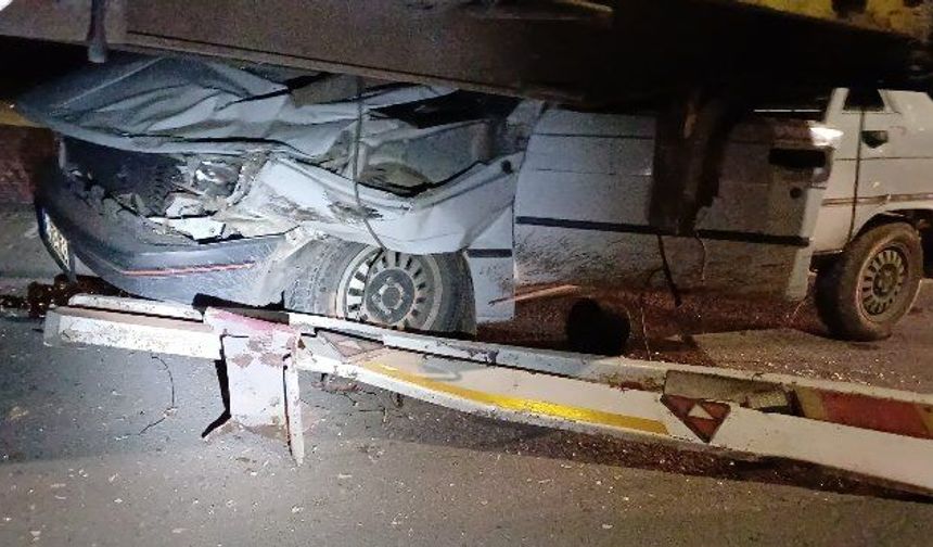 Otomobil, park halindeki TIR'a çarptı