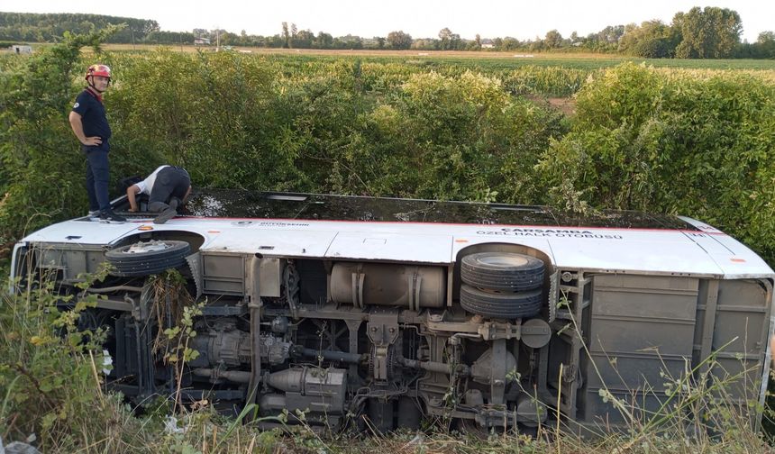 Samsun'da özel halk otobüsü şarampole devrildi