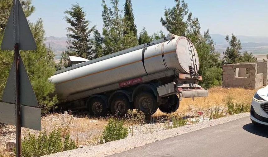 Şarampole devrilen tankerin şoförü yaralandı