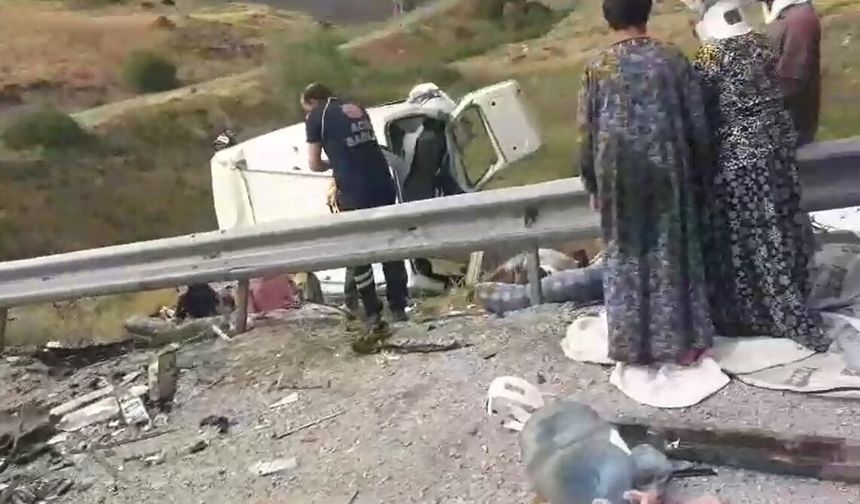 Sivas'ta fındık işçilerini taşıyan minibüs devrildi