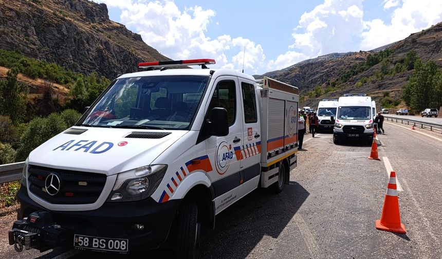 Sivas'ta yolcu minibüsü şarampole devrildi
