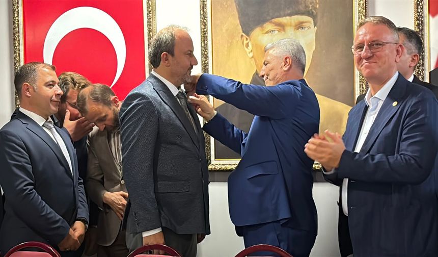 Tavşanlı’da AK Parti’ye yeni katılımlar: Rozetleri Bakan Bolat taktı