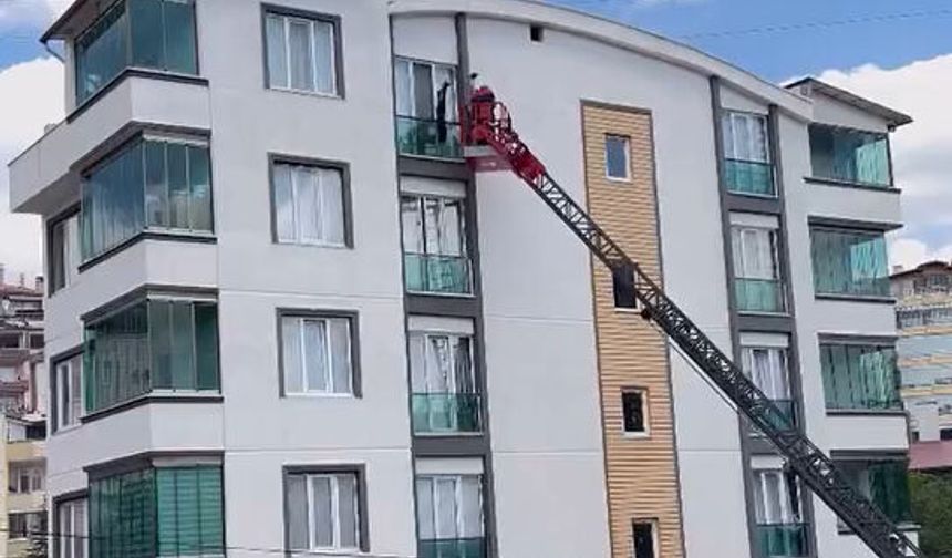 Tokat’ta 6’ncı katta mahsur kalan güvercini itfaiye kurtardı