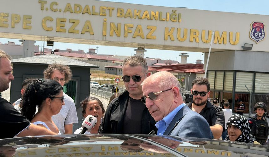Ümit Özdağ, Sinem Dedetaş ile Oğuzhan Uğur'u ziyaret etti
