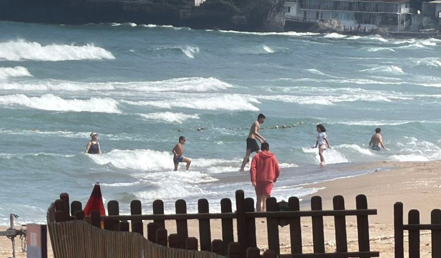 Yasağa Rağmen Denize Girdiler! 1’i Çocuk 3 Kişi Boğulma Tehlikesi Geçirdi
