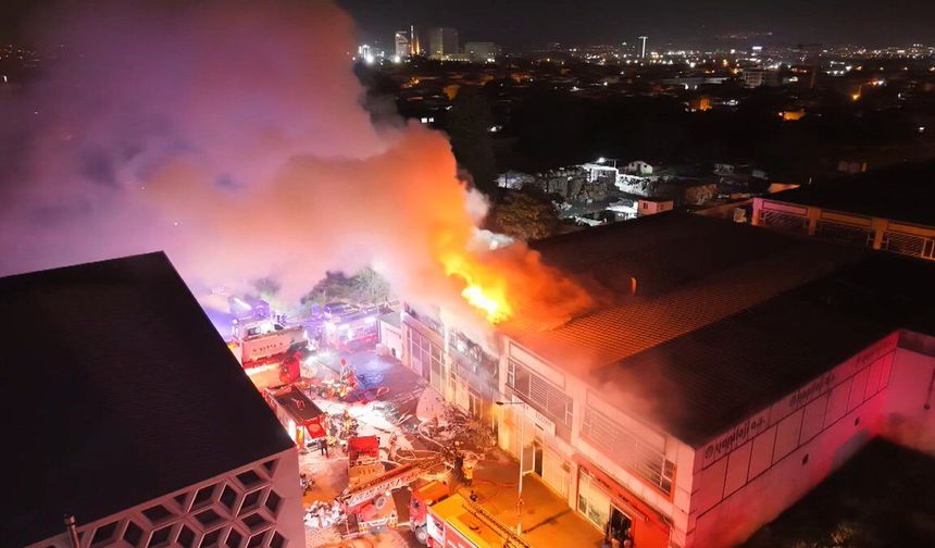 Bursa'da Yumurta İşletmesinde Yangın: 1 İtfaiyeci Dumandan Etkilendi