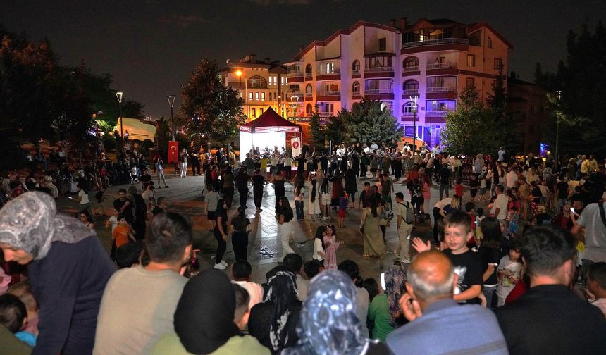 Keçiören’de Park Konseri Coşkusu: Aşık Veysel Parkı Doldu Taştı