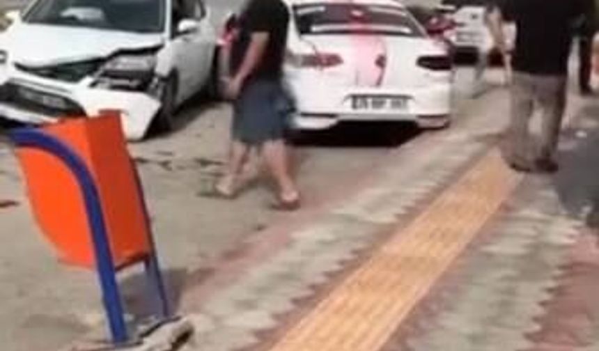 Yol vermek isterken duvara çarptı! Kaza kamerada