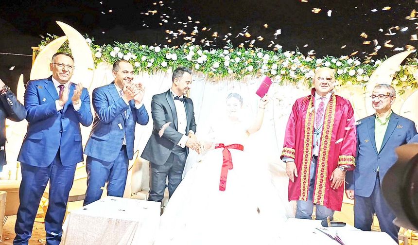 Belediye Başkanı amcasından yeğenine sürpriz nikâh