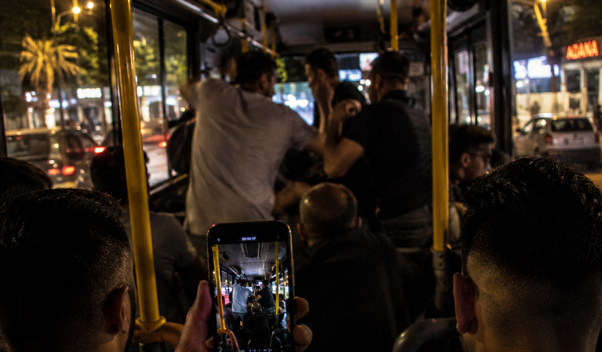 Adana'da Dolmuşta Skandal Görüntüler: Çocuğu Aralarına Alıp Darp Ettiler!