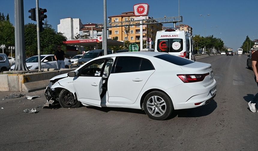 Kırıkkale'de kaza, otomobil bariyere çarptı