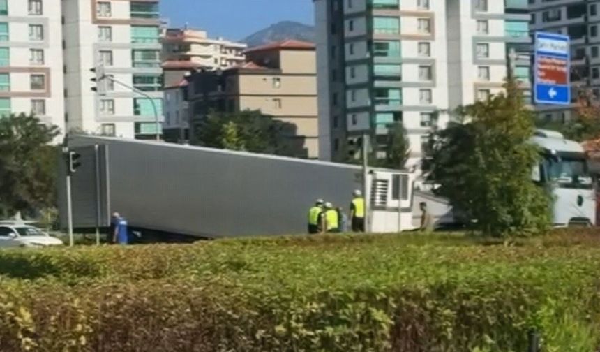 Amasya’da TIR’ın dorsesi yola düştü! O anlar kamerada