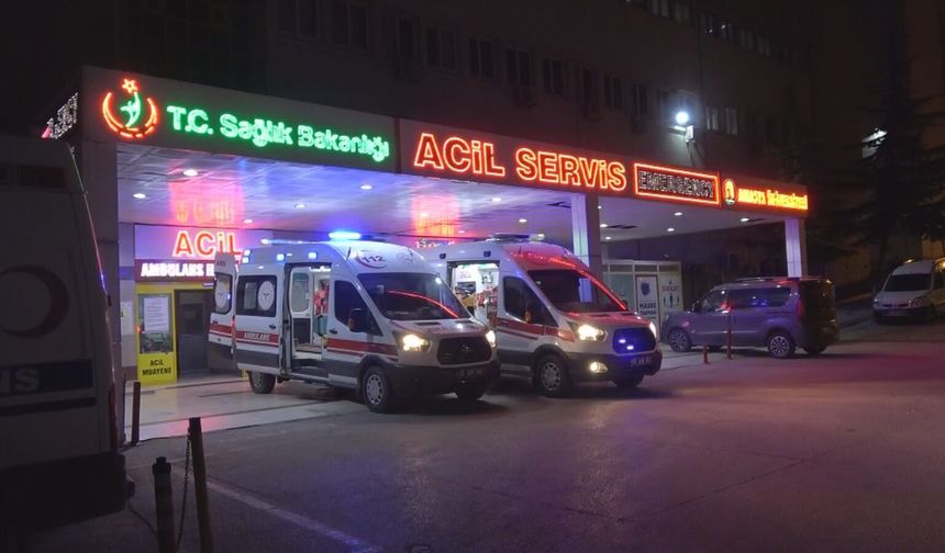 Arızalanan TIR'ı tamir ederken otomobil çarptı