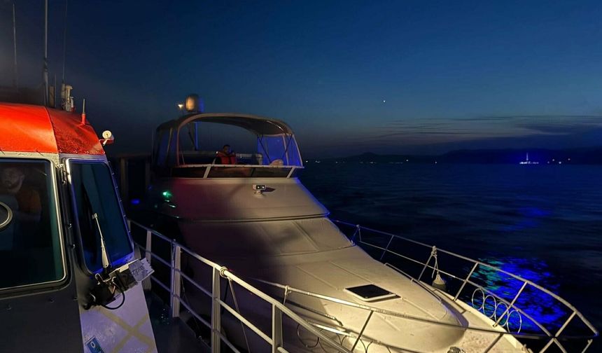 Çanakkale Boğazı'nda Arızalanan Tekne Kurtarıldı