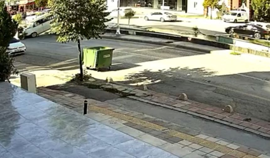 Hafif ticari araç, karşı şeride geçip kuryeye çarptı