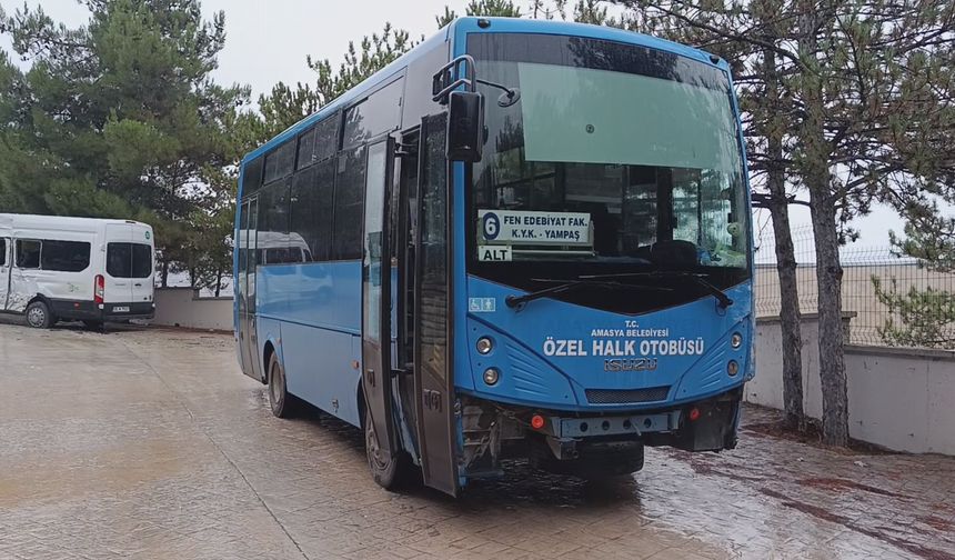 Halk otobüsü ile öğrenci servis minibüsü çarpıştı