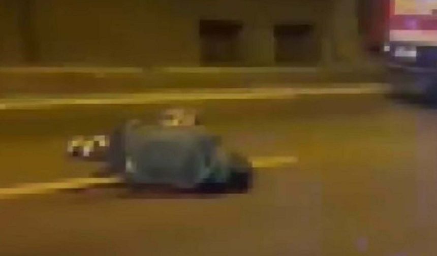 İzmir'de motosiklet, bariyerlere çarpıp devrildi