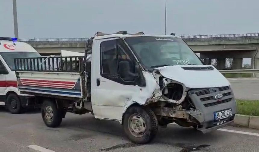 Kamyonet, traktöre arkadan çarptı