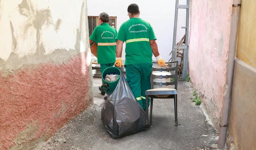 Kötü koku yayılan evden kamyon kamyon çöp çıktı!