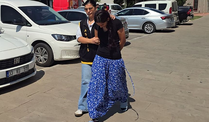 Namaza gelen kadının çantasındaki altınları çaldılar
